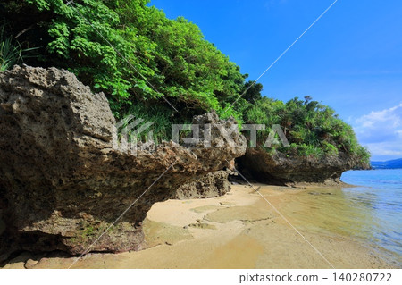 【沖繩縣】伊原間佐比奇石灰岩洞穴(石垣島)的海岸風光 【沖繩縣】伊原間佐比奇石灰岩洞穴(石垣島)的海岸風光 140280722