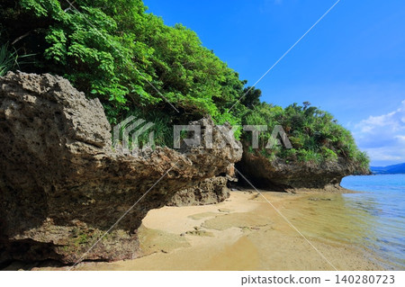 [Okinawa Prefecture] Coastal scenery of Iharama Sabichi Limestone Cave (Ishigaki Island) 140280723