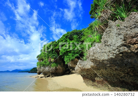 [Okinawa Prefecture] Coastal scenery of Iharama Sabichi Limestone Cave (Ishigaki Island) 140280732