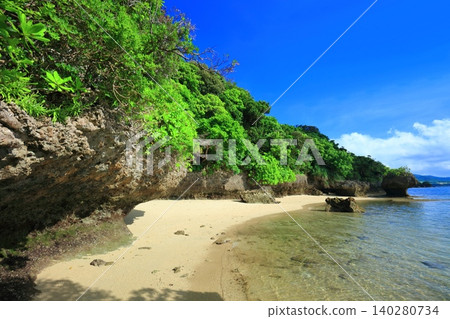 [Okinawa Prefecture] Coastal scenery of Iharama Sabichi Limestone Cave (Ishigaki Island) 140280734