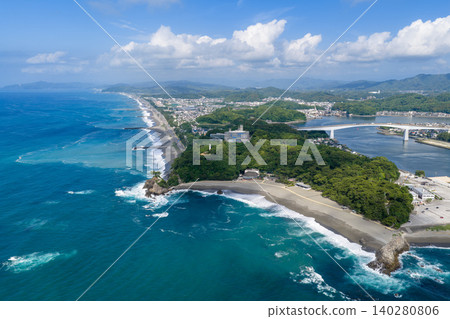 從空中俯瞰桂濱海灘、浦戶大橋和高知市太平洋沿岸。 從空中俯瞰桂濱海灘、浦戶大橋和高知市太平洋沿岸。 140280806