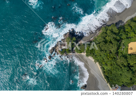 從正上方拍攝的桂濱海灘和龍王岬海岸線鳥瞰圖。 從正上方拍攝的桂濱海灘和龍王岬海岸線鳥瞰圖。 140280807