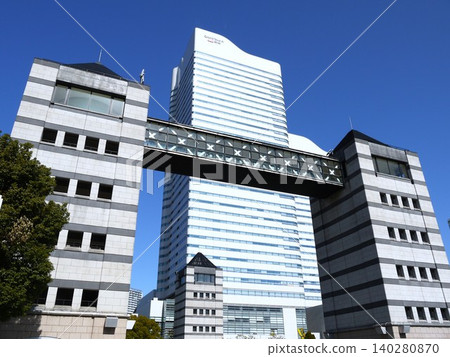 蔚藍的天空中閃耀的高層建築 蔚藍的天空中閃耀的高層建築 140280870