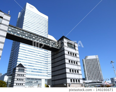 蔚藍的天空中閃耀的高層建築 蔚藍的天空中閃耀的高層建築 140280871