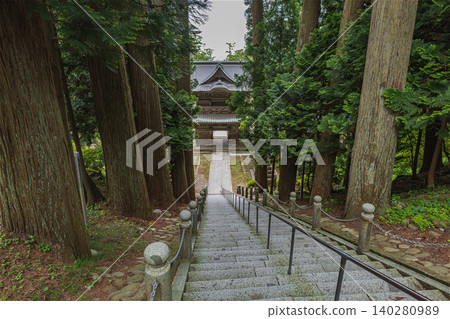 The stone steps and main gate of Zenpoji Temple in Yamagata Prefecture. 140280989