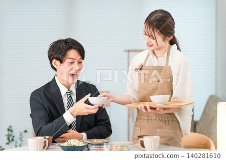 一對夫婦或一家人在餐桌上用餐的場景(續餐、上菜、家常菜、家常飯菜、晚餐) 一對夫婦或一家人在餐桌上用餐的場景(續餐、上菜、家常菜、家常飯菜、晚餐) 140281610