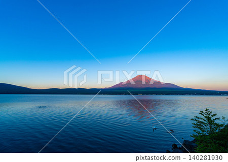 [Mt. Fuji Image] Mt. Fuji bathed in the morning glow as seen from Lake Yamanaka [Yamanashi Prefecture] 140281930