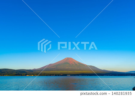 【富士山圖片】從山中湖眺望,沐浴在晨光中的富士山【山梨縣】 【富士山圖片】從山中湖眺望,沐浴在晨光中的富士山【山梨縣】 140281935