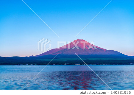 【富士山圖片】從山中湖眺望,沐浴在晨光中的富士山【山梨縣】 【富士山圖片】從山中湖眺望,沐浴在晨光中的富士山【山梨縣】 140281936