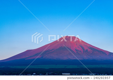 【富士山圖片】從山中湖眺望，沐浴在晨光中的富士山【山梨縣】 140281937