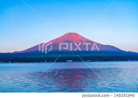 【富士山圖片】從山中湖眺望,沐浴在晨光中的富士山【山梨縣】 【富士山圖片】從山中湖眺望,沐浴在晨光中的富士山【山梨縣】 140281940