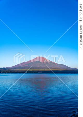 [Mt. Fuji Image] Mt. Fuji bathed in the morning glow as seen from Lake Yamanaka [Yamanashi Prefecture] 140281964
