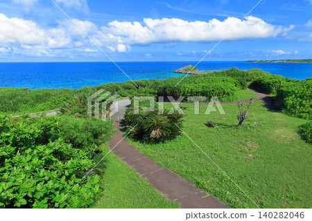 [Okinawa Prefecture] View from Nishihira Anazaki Observatory on a clear day (Miyako Island) 140282046