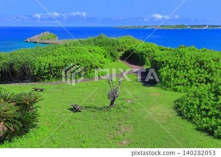 [Okinawa Prefecture] View from Nishihira Anazaki Observatory on a clear day (Miyako Island) 140282053
