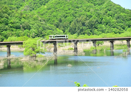 A diesel train crossing the full Kinshu Lake. 140282058
