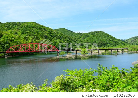 一列柴油火車駛過滿溢的錦州湖。 一列柴油火車駛過滿溢的錦州湖。 140282069