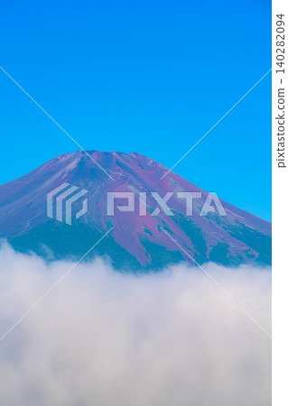 【富士山圖片】從山中湖眺望，沐浴在晨曦中的紅色富士山和雲海【山梨縣】 140282094