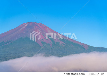 【富士山圖片】從山中湖眺望,沐浴在晨曦中的紅色富士山和雲海【山梨縣】 【富士山圖片】從山中湖眺望,沐浴在晨曦中的紅色富士山和雲海【山梨縣】 140282104