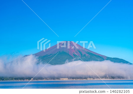 【富士山圖片】從山中湖眺望,沐浴在晨曦中的紅色富士山和雲海【山梨縣】 【富士山圖片】從山中湖眺望,沐浴在晨曦中的紅色富士山和雲海【山梨縣】 140282105