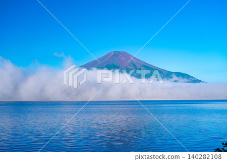 【富士山圖片】從山中湖眺望,沐浴在晨曦中的紅色富士山和雲海【山梨縣】 【富士山圖片】從山中湖眺望,沐浴在晨曦中的紅色富士山和雲海【山梨縣】 140282108