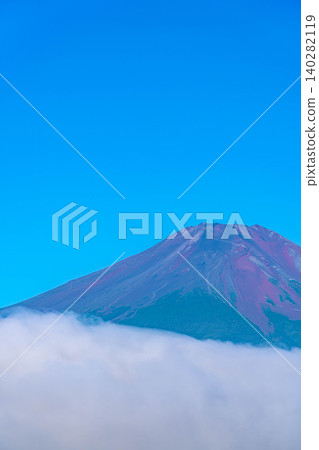 [Mt. Fuji Image] The red Mt. Fuji and sea of clouds bathed in the morning glow as seen from Lake Yamanaka [Yamanashi Prefecture] 140282119