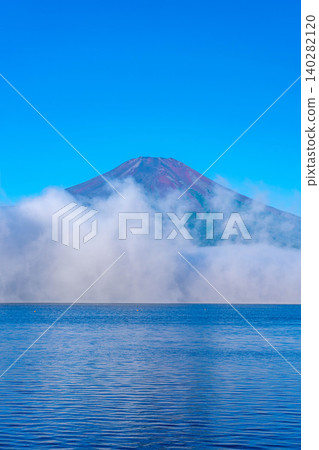 [Mt. Fuji Image] The red Mt. Fuji and sea of clouds bathed in the morning glow as seen from Lake Yamanaka [Yamanashi Prefecture] 140282120