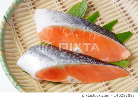 生鮭魚片 140282882