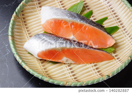raw salmon fillet 140282887
