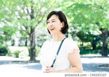 中年女性通勤上班 140283107