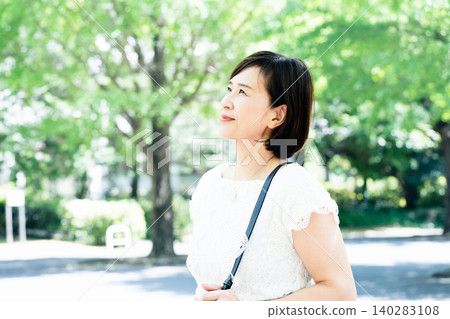 中年女性通勤上班 140283108