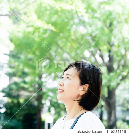 中年女性通勤上班 140283116