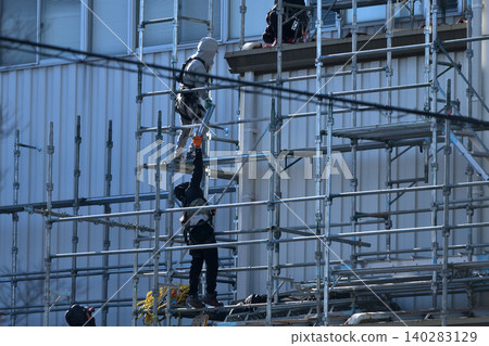大型翻修、油漆工程、臨時鷹架搭建現場。 大型翻修、油漆工程、臨時鷹架搭建現場。 140283129
