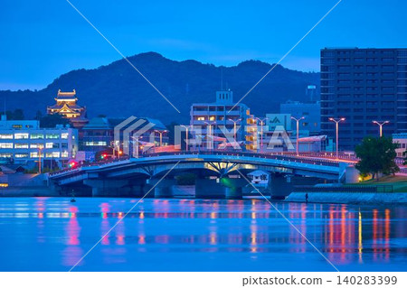 Shinji Lake Bridge in Matsue City, Shimane Prefecture, as night falls (Matsue Castle, Tonomachi, Uomachi) Shinji Lake Bridge in Matsue City, Shimane Prefecture, as night falls (Matsue Castle, Tonomachi, Uomachi) 140283399