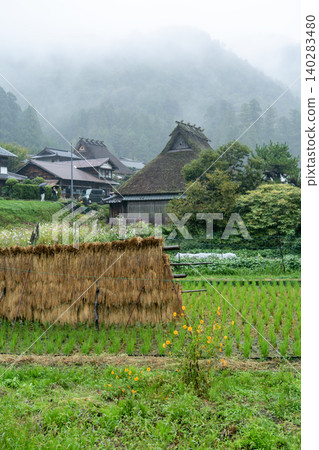 雨中的宮山茅草屋村莊 雨中的宮山茅草屋村莊 140283480