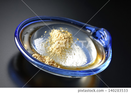 盛在玻璃碗中的水原麻糬,以黑色為背景拍攝。 盛在玻璃碗中的水原麻糬,以黑色為背景拍攝。 140283533