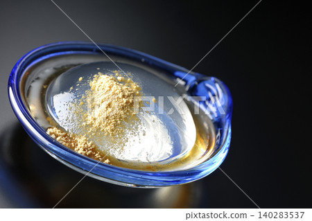 盛在玻璃碗中的水原麻糬,以黑色為背景拍攝。 盛在玻璃碗中的水原麻糬,以黑色為背景拍攝。 140283537