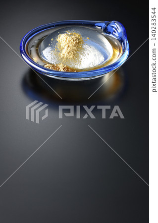 盛在玻璃碗中的水原麻糬，以黑色為背景拍攝。 140283544