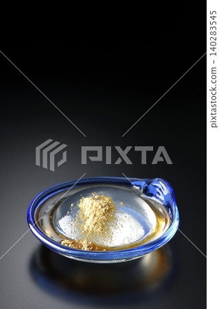 盛在玻璃碗中的水原麻糬，以黑色為背景拍攝。 140283545