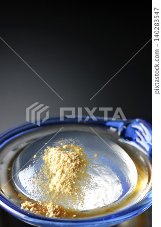 盛在玻璃碗中的水原麻糬,以黑色為背景拍攝。 盛在玻璃碗中的水原麻糬,以黑色為背景拍攝。 140283547