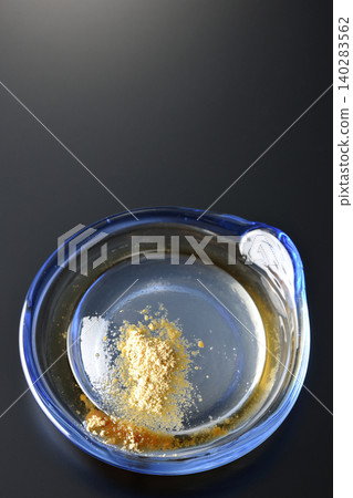 盛在玻璃碗中的水原麻糬,以黑色為背景拍攝。 盛在玻璃碗中的水原麻糬,以黑色為背景拍攝。 140283562