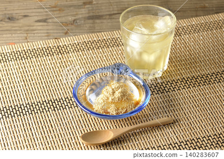 水原麻糬和冰綠茶盛於玻璃碗中 水原麻糬和冰綠茶盛於玻璃碗中 140283607
