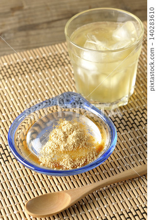 水原麻糬和冰綠茶盛於玻璃碗中 水原麻糬和冰綠茶盛於玻璃碗中 140283610