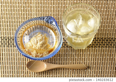 水原麻糬和冰綠茶盛於玻璃碗中 140283612