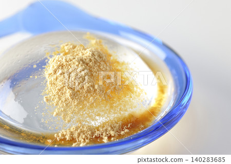 盛於玻璃碗中的水原麻糬,以白色背景拍攝。 盛於玻璃碗中的水原麻糬,以白色背景拍攝。 140283685