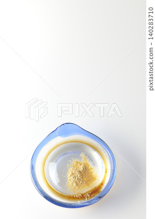 盛於玻璃碗中的水原麻糬,以白色背景拍攝。 盛於玻璃碗中的水原麻糬,以白色背景拍攝。 140283710