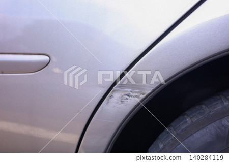 汽車擋泥板上的擦痕和刮痕特寫 140284119