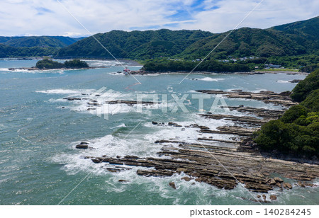 從空中俯瞰高知縣辰巳海岸獨特的岩層和太平洋。 從空中俯瞰高知縣辰巳海岸獨特的岩層和太平洋。 140284245