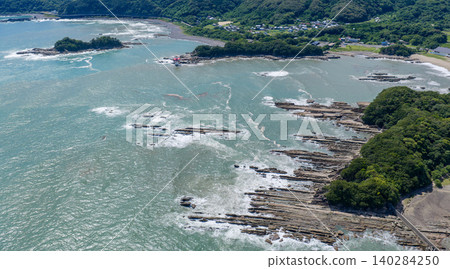 從空中俯瞰高知縣辰巳海岸獨特的岩層和海灣。 從空中俯瞰高知縣辰巳海岸獨特的岩層和海灣。 140284250