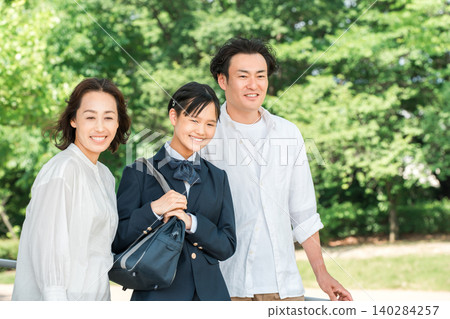 Smiling family photos (nuclear family, parent and child, parents and daughter) Smiling family photos (nuclear family, parent and child, parents and daughter) 140284257