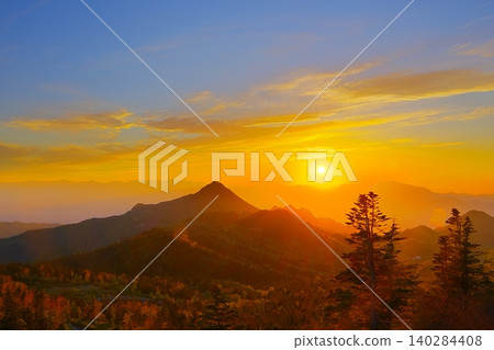從信州的日落勝地橫手山眺望笠岳和日落(版本 2) 從信州的日落勝地橫手山眺望笠岳和日落(版本 2) 140284408